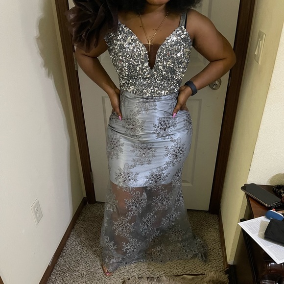 This a beautiful dress made in Liberia, west Africa. It was custom - Picture 2 of 5